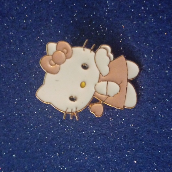 Sanrio set of 7 Hello Kitty enameled pins - Picture 2 of 9